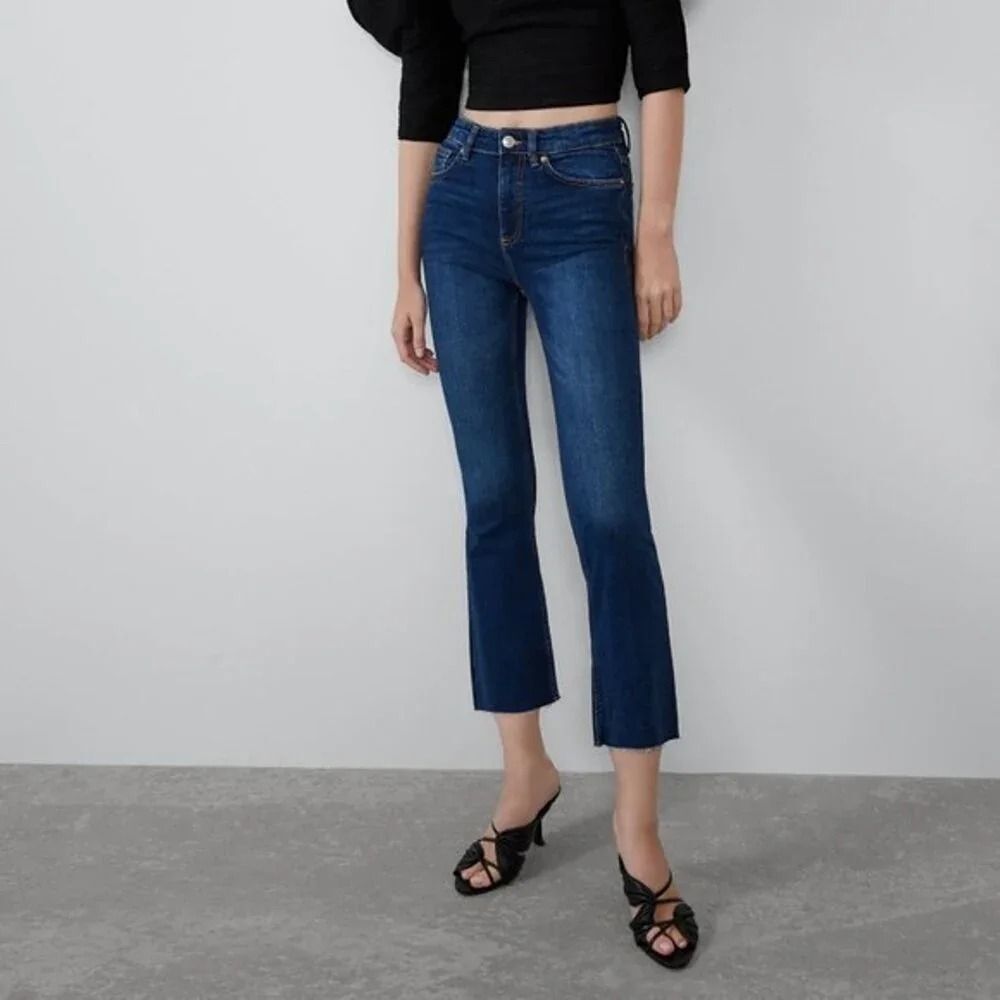 Zara 90s Mid Rise Crop Flare Stretch Denim Raw Hem Dark Wash Jeans Size 4